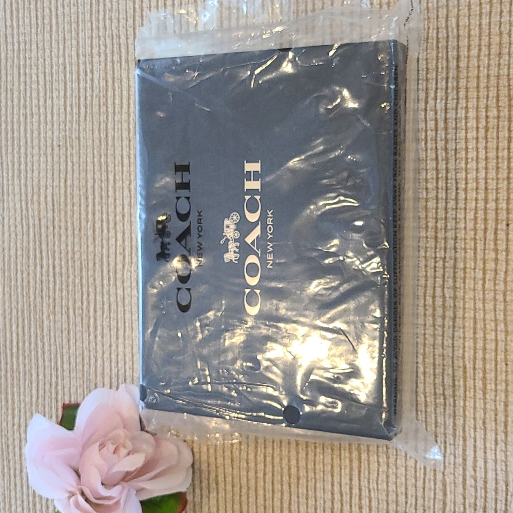 Coach boxed sparkle signature leather corner zip wristlet - Picture 11 of 14